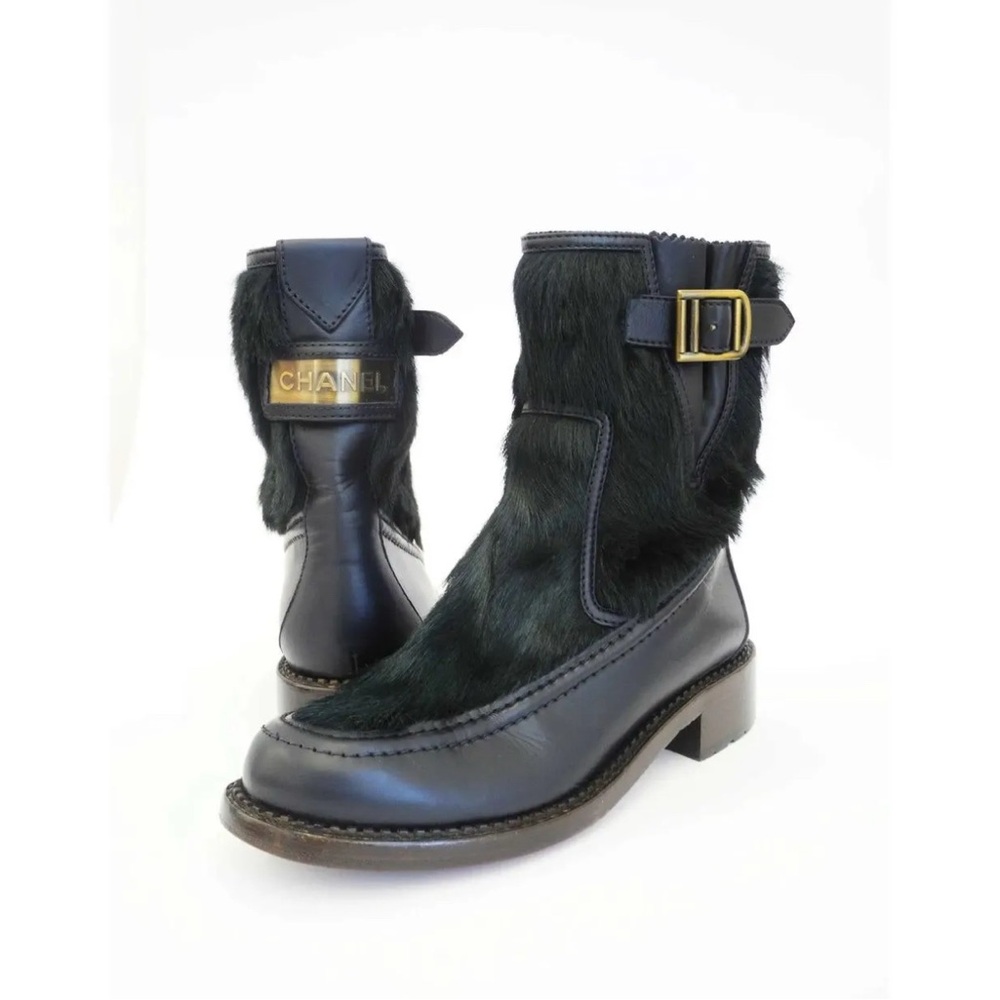 CHANEL Black Leather Boots with Fur and Gold Buckle